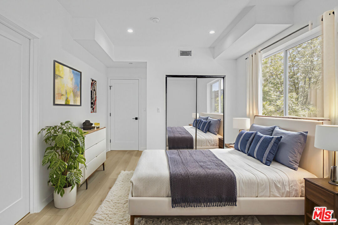 10828 Hesby Street North Hollywood, CA 91601 - Photo 7 of 33 a bedroom with a bed and a window