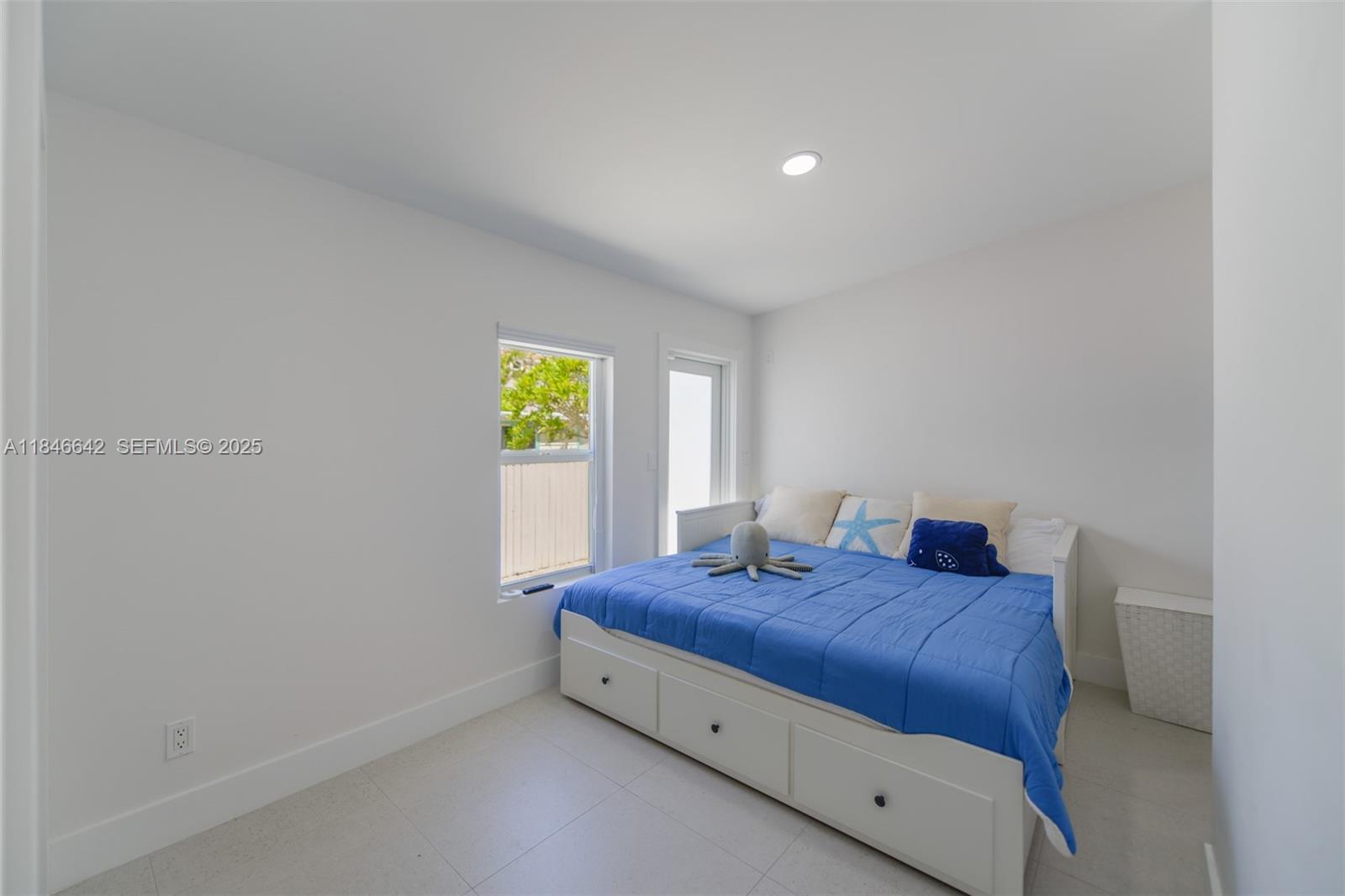 11 Mockingbird Road Key Largo, FL 33037 - Photo 21 of 44 a room with a bed and a window