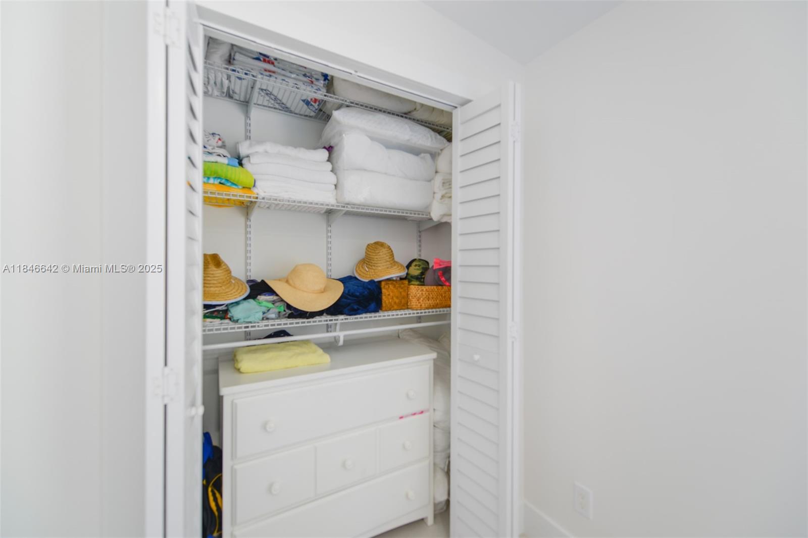 11 Mockingbird Road Key Largo, FL 33037 - Photo 23 of 44 a utility room with dryer and washer