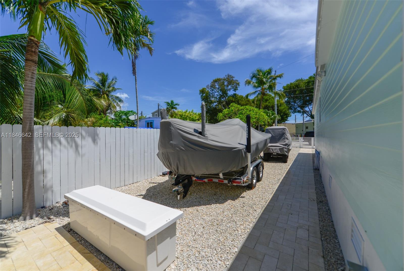 11 Mockingbird Road Key Largo, FL 33037 - Photo 36 of 44 a view of a terrace with sitting area