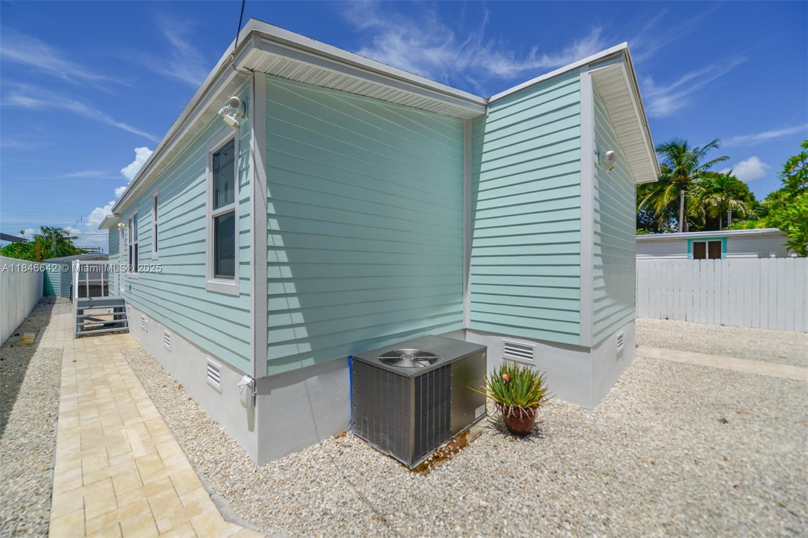 11 Mockingbird Road Key Largo, FL 33037 - Photo 41 of 44 a view of a backyard with plants