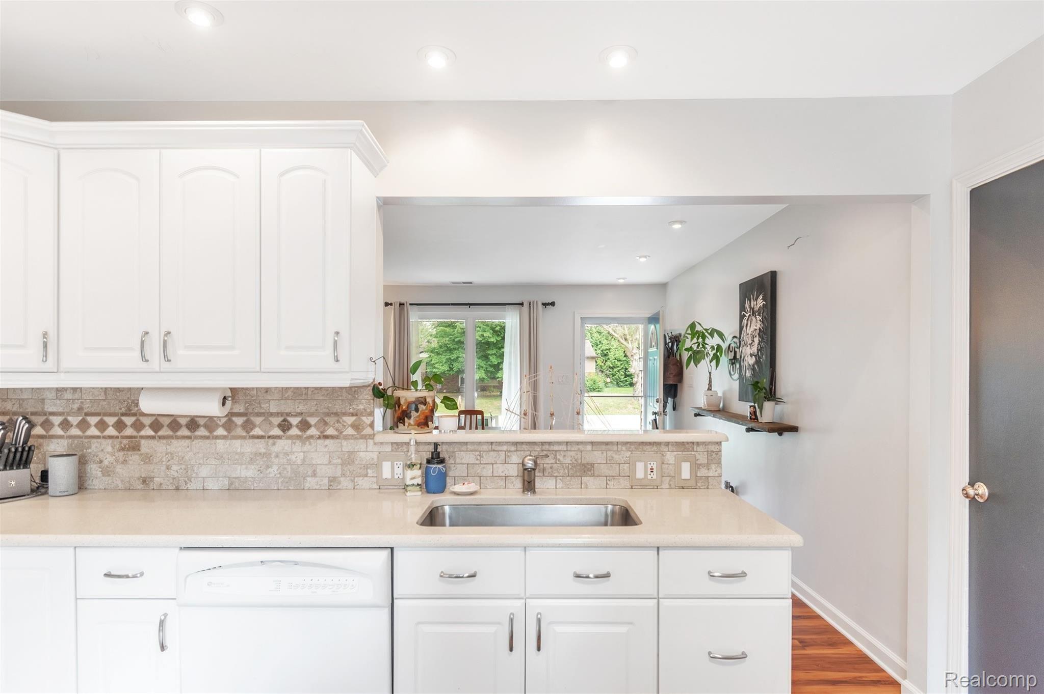 1852 Henbert Road West Bloomfield, MI 48324 - Photo 10 of 34 15-1852 Henbert Rd-WindowStill-Real.jpg