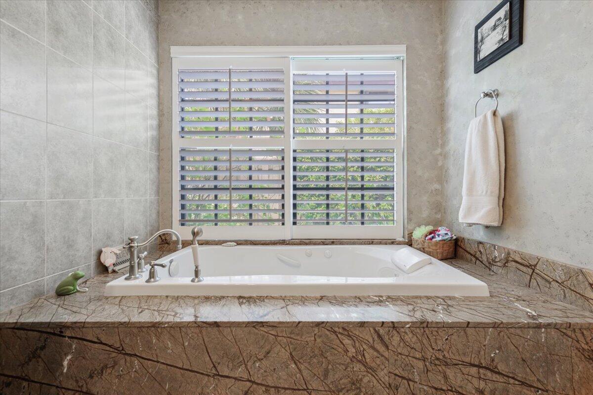 1371 Southwest 3rd Street Boca Raton, FL 33486 - Photo 12 of 67 BEAUTIFUL TUB
