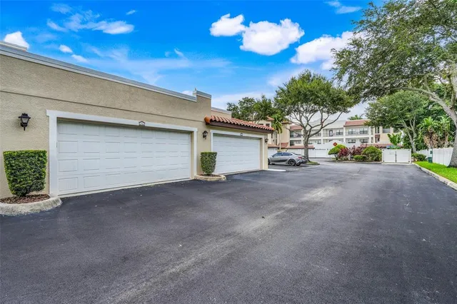 a picture of a small white wall