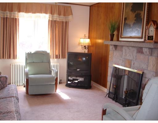 52 Herbst Road Coraopolis, PA 15108 - Photo 5 of 8 Living Room.