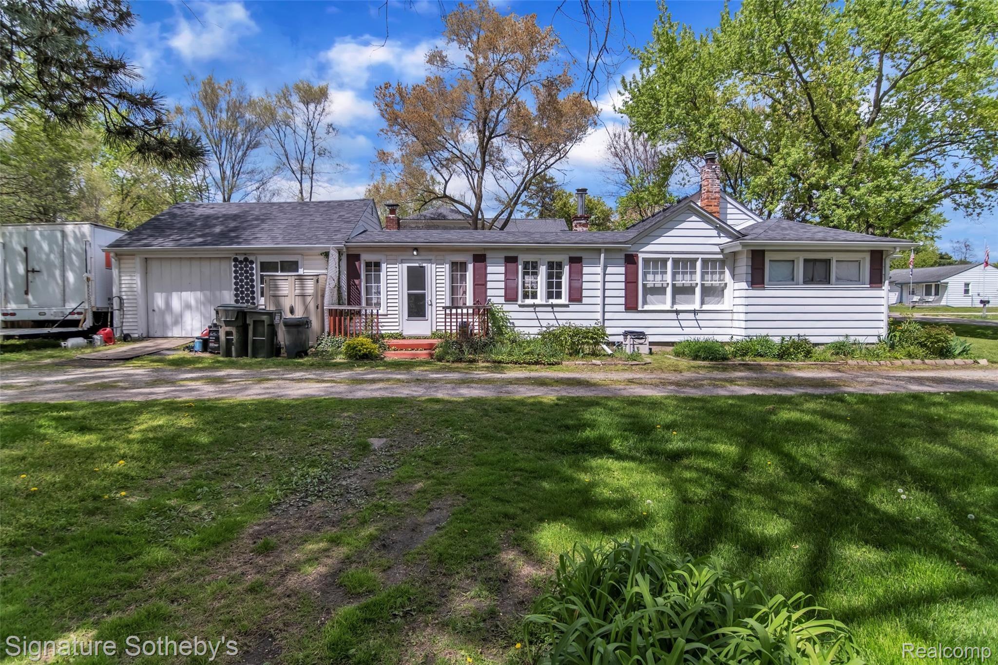 2694 Hessel Avenue Rochester, MI 48307 - Photo 9 of 15 254860FF-0EA4-4485-A22B-BEE8370188EA.jpeg