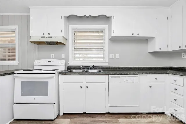 $1,695 | 4919 Raymond Place, Charlotte, NC 28205