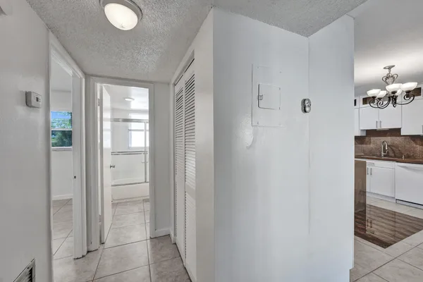 $1,900 | 600 Southeast 2nd Avenue, Unit K2, Deerfield Beach, FL 33441