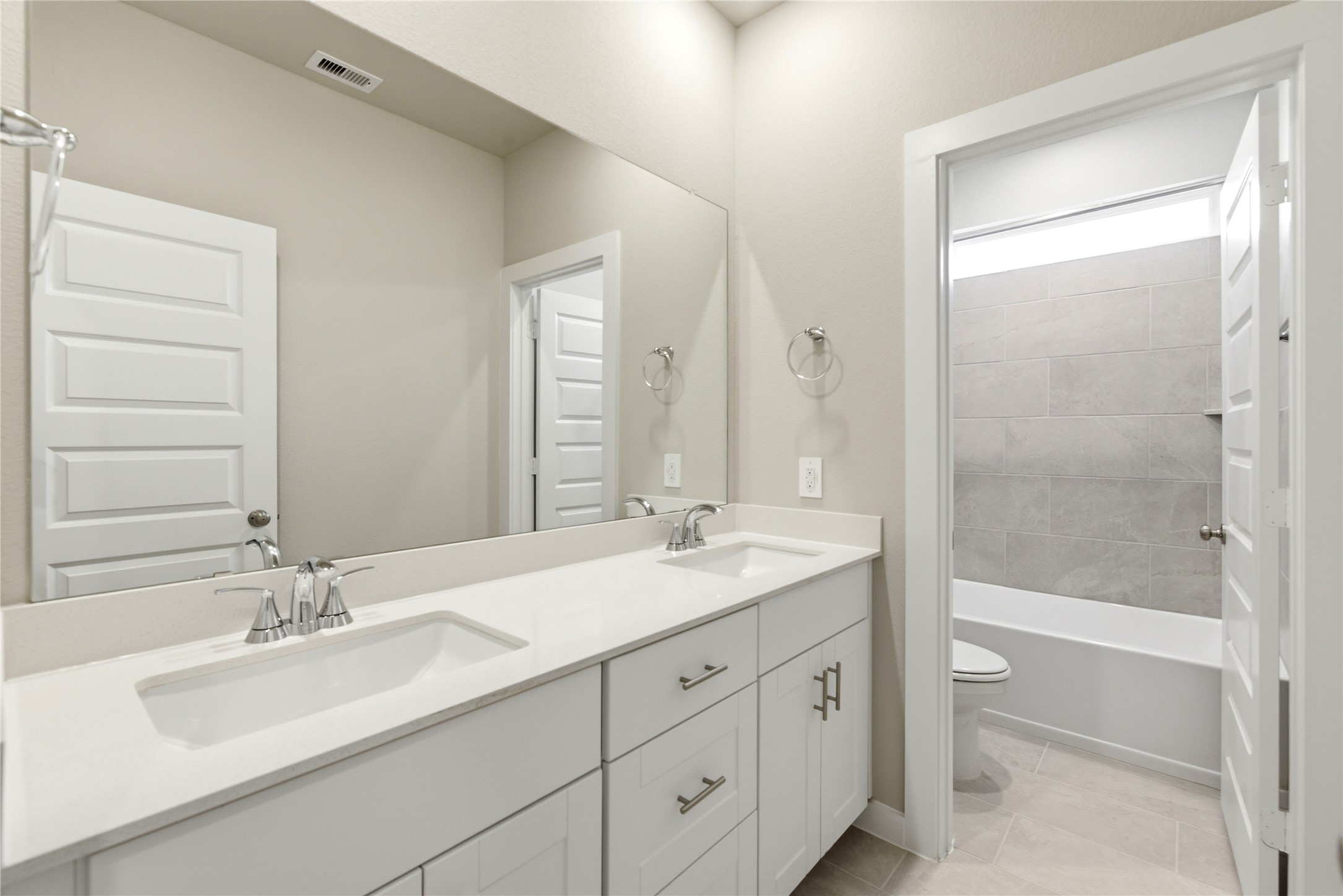 10010 Rustic Charm Street Houston, TX 77080 - Photo 14 of 23 Second Bathroom