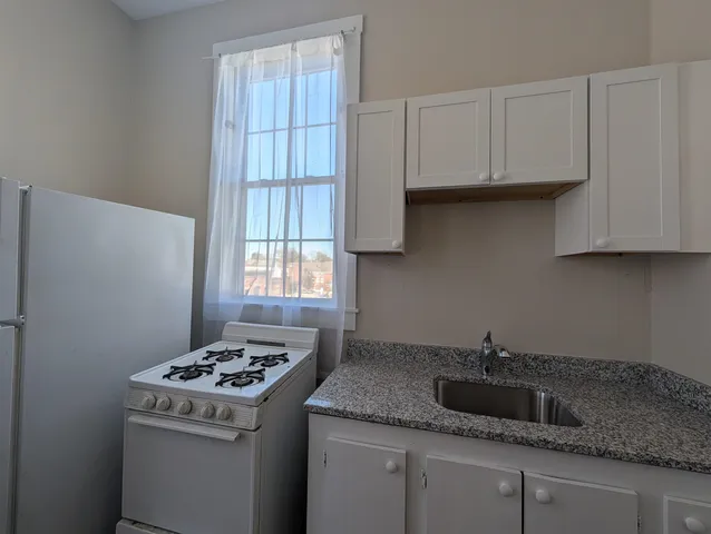 $1,500 | 145 Main Street, Unit 5, Newmarket, NH 03857