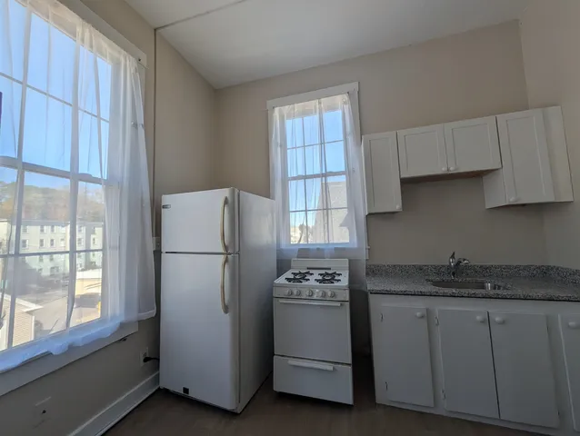 $1,500 | 145 Main Street, Unit 5, Newmarket, NH 03857