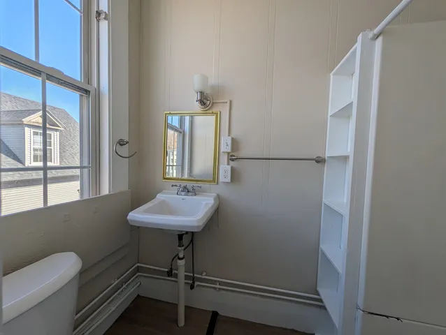 $1,500 | 145 Main Street, Unit 5, Newmarket, NH 03857