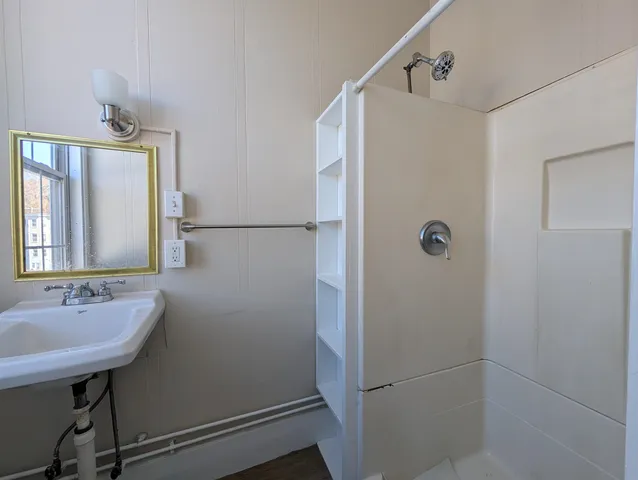 $1,500 | 145 Main Street, Unit 5, Newmarket, NH 03857