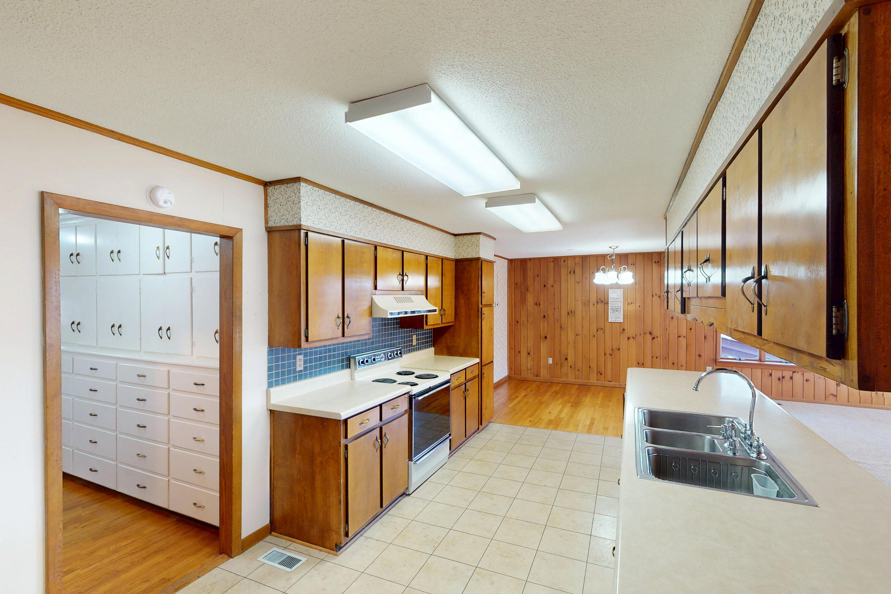 10050 Forrest Drive Ooltewah, TN 37363 - Photo 9 of 42 Kitchen from gar