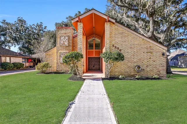 $2,350 | 2236 River Oaks Drive, West Columbia, TX 77486