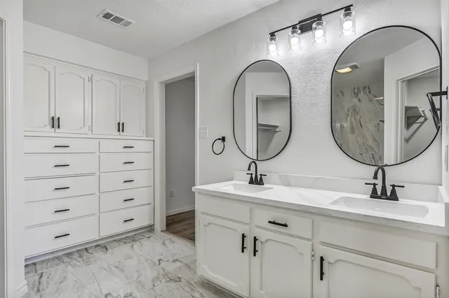 $2,350 | 2236 River Oaks Drive, West Columbia, TX 77486