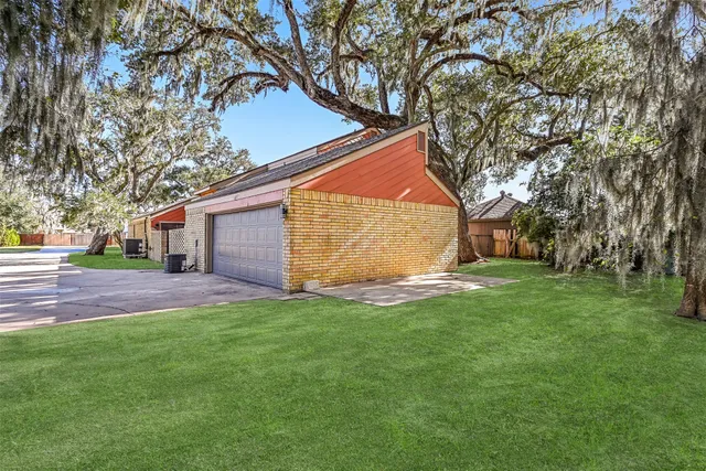 $2,350 | 2236 River Oaks Drive, West Columbia, TX 77486