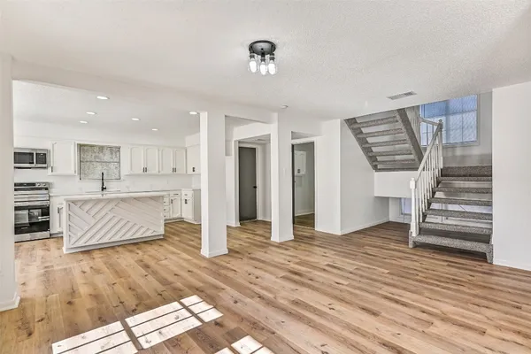 $2,250 | 2236 River Oaks Drive, West Columbia, TX 77486
