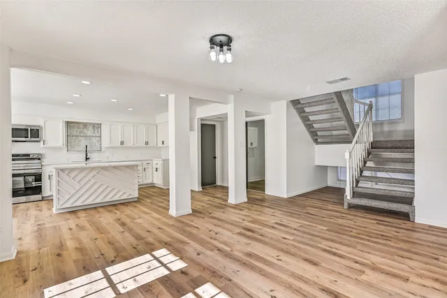 $2,350 | 2236 River Oaks Drive, West Columbia, TX 77486