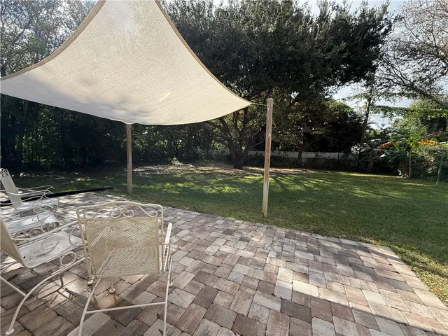 a view of a backyard