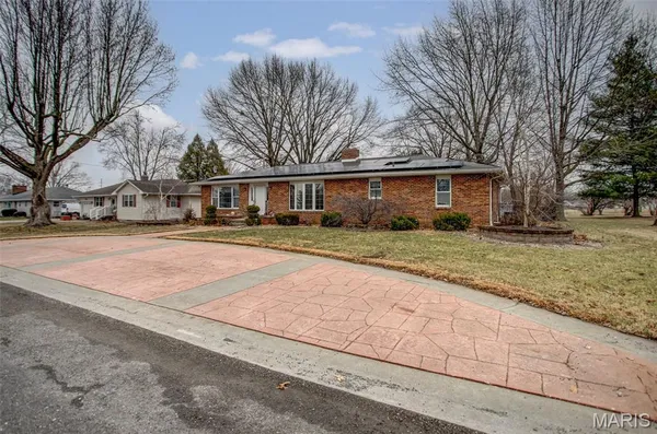 $270,000 | 7 Davis Drive, Jerseyville, IL 62052