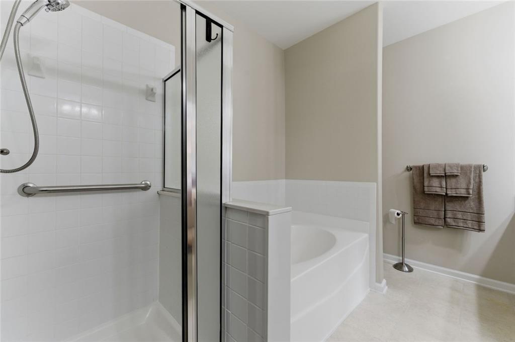 1142 Lake Point Way Suwanee, GA 30024 - Photo 17 of 31