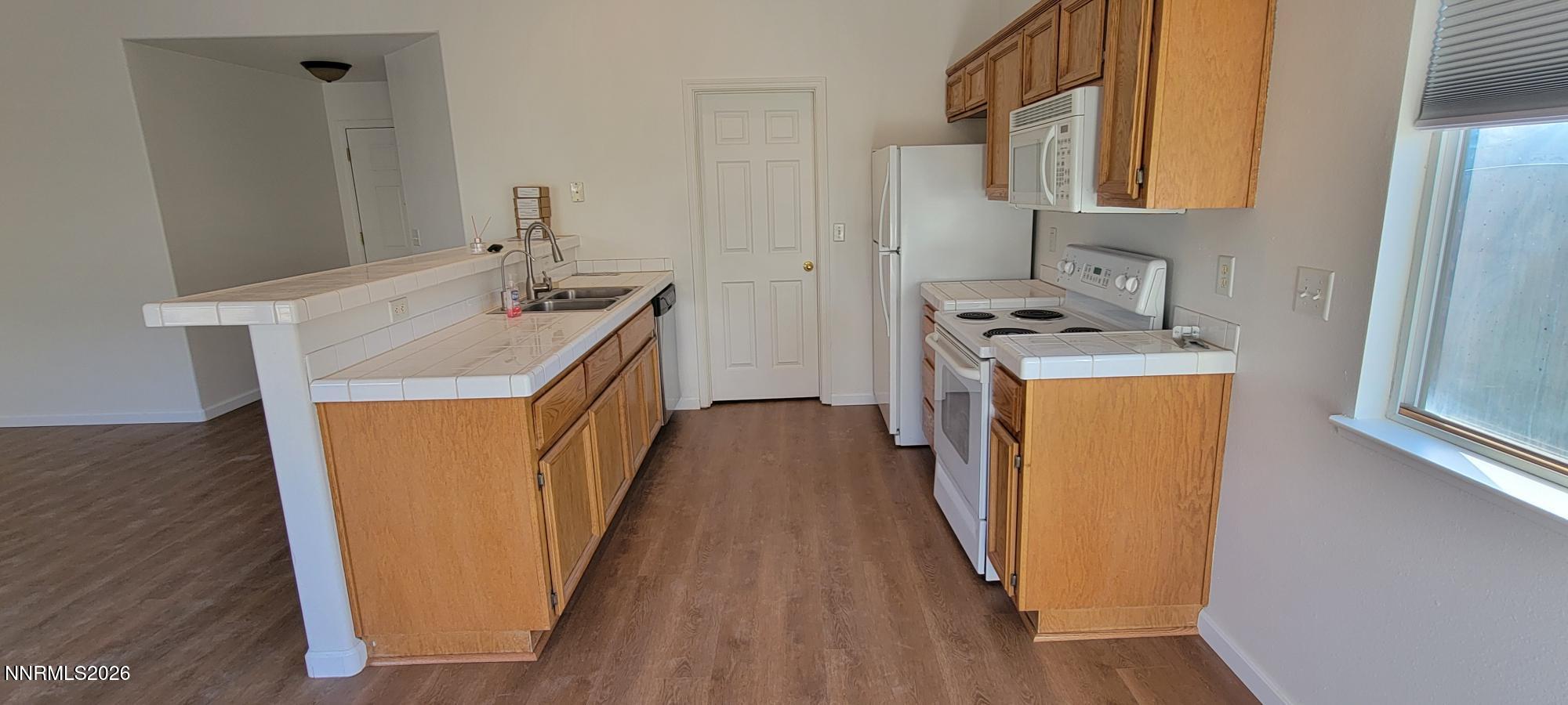 2226 Ellice Way Fernley, NV 89408 - Photo 3 of 16 2226 Ellice kitchen