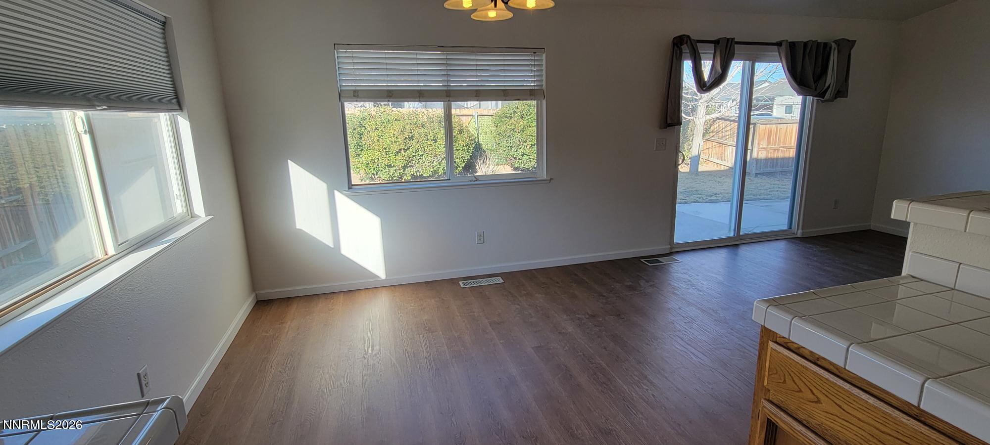 2226 Ellice Way Fernley, NV 89408 - Photo 5 of 16 2226 Ellice dining