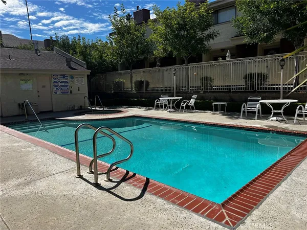 $599,000 | 19451 Sherman Way, Unit 501, Reseda, CA 91335