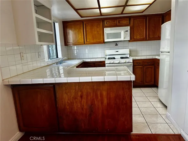 $599,000 | 19451 Sherman Way, Unit 501, Reseda, CA 91335