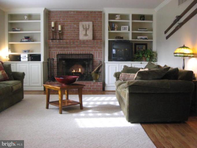 1899 Pleasant Plains Road Annapolis, MD 21409 - Photo 9 of 30 Living Room