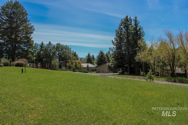 $289,000 | 511 Lakeview Avenue, Cascade, ID 83611