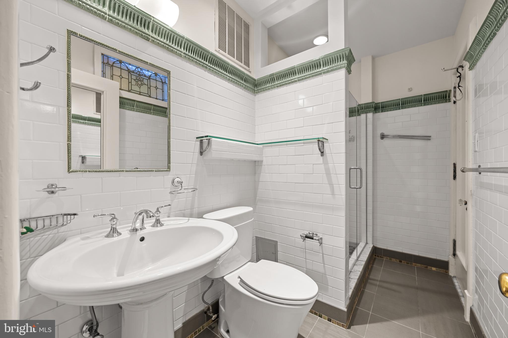 700 Washington Place, Unit 4B Baltimore, MD 21201 - Photo 31 of 67 a bathroom with a sink toilet and a mirror