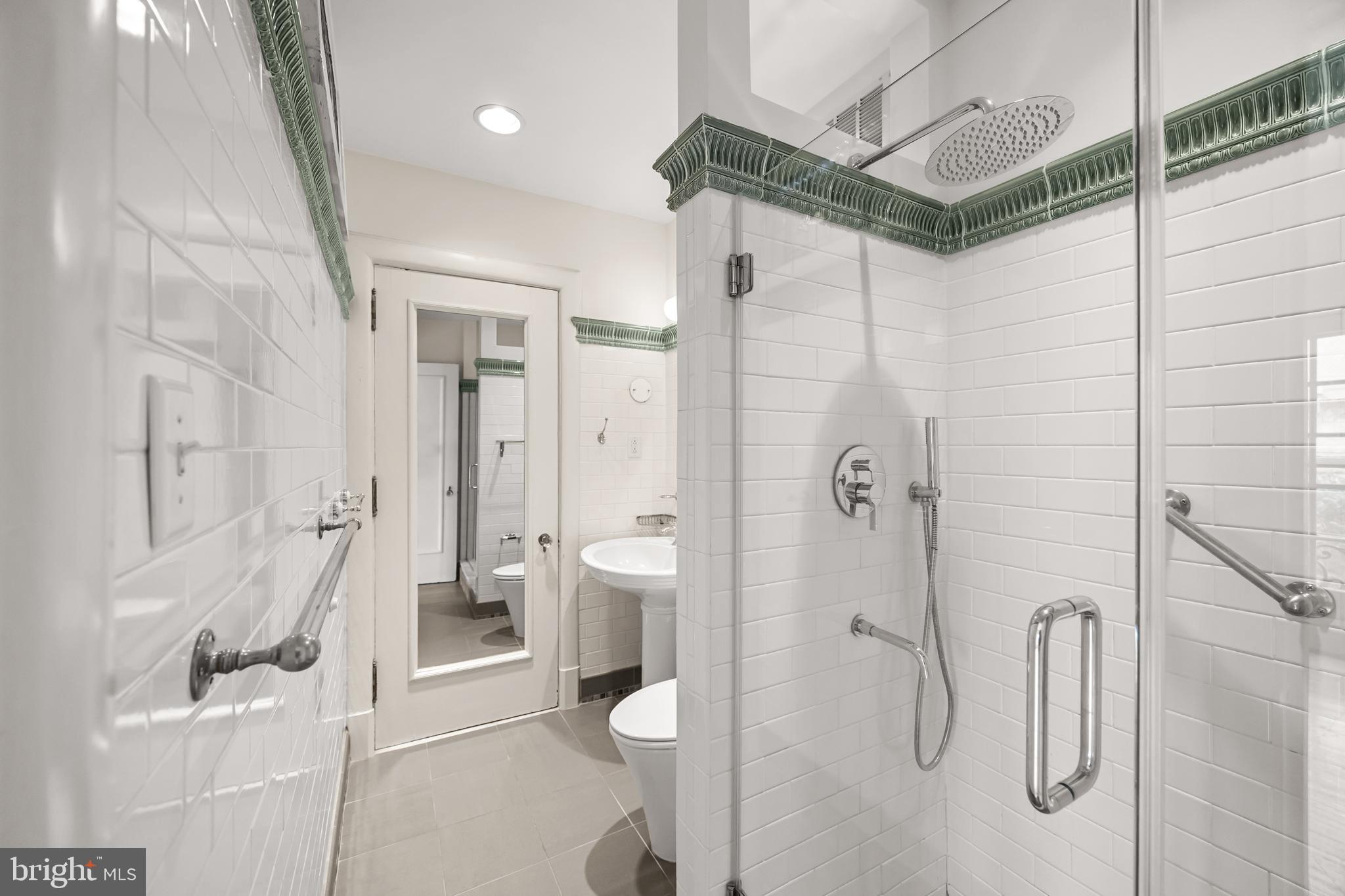 700 Washington Place, Unit 4B Baltimore, MD 21201 - Photo 33 of 67 a bathroom with a shower a toilet and sink