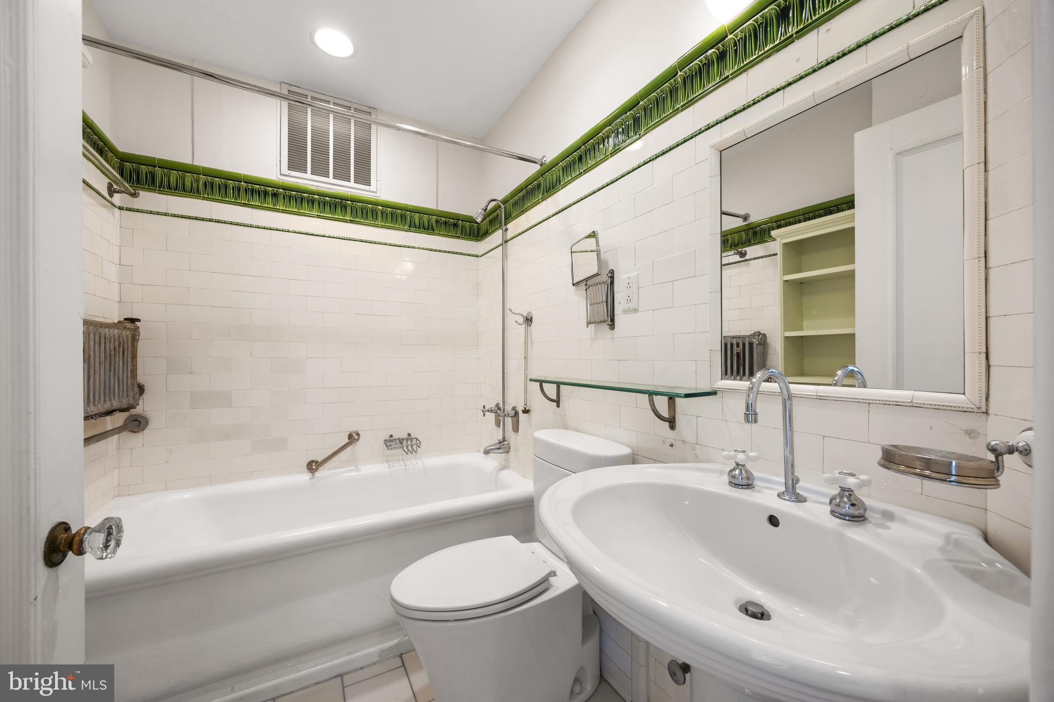 700 Washington Place, Unit 4B Baltimore, MD 21201 - Photo 37 of 67 a bathroom with a sink and a mirror