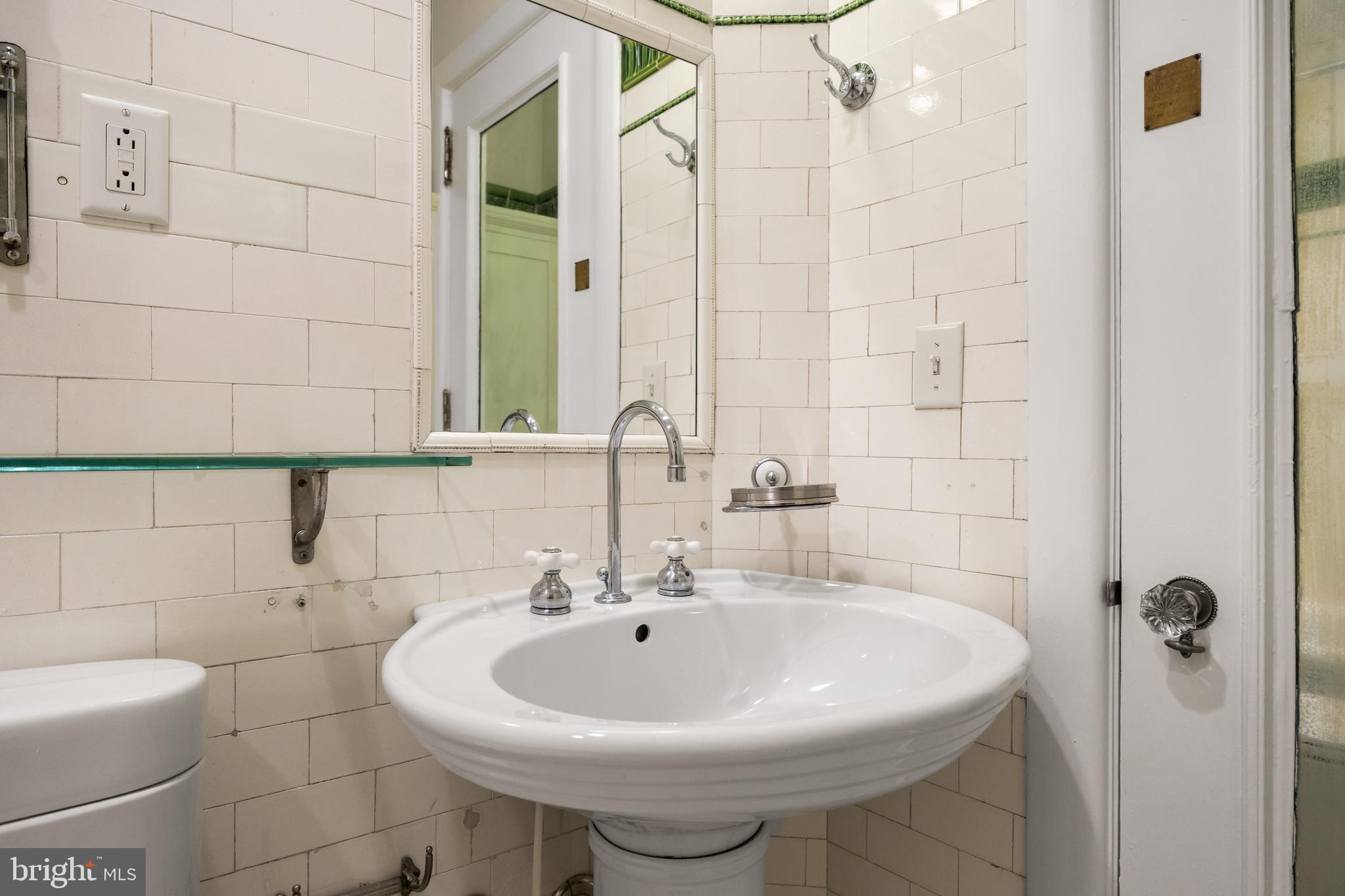 700 Washington Place, Unit 4B Baltimore, MD 21201 - Photo 39 of 67 a bathroom with a sink a toilet and shower