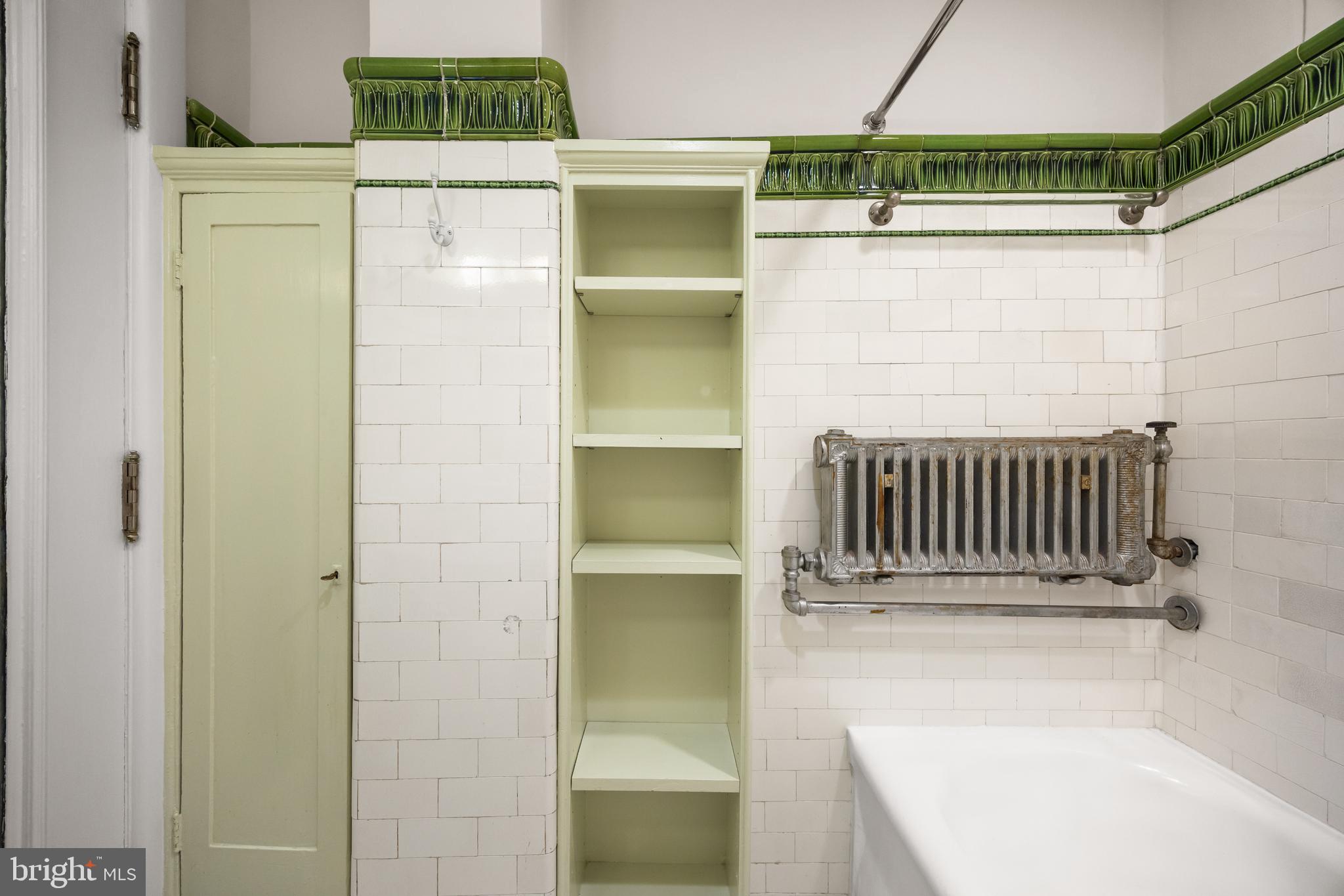 700 Washington Place, Unit 4B Baltimore, MD 21201 - Photo 42 of 67 a bathroom with a tub