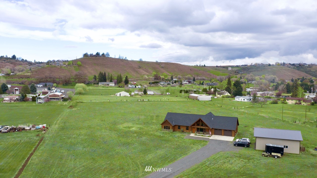 1618 Mapleway Road Yakima, WA 98908 - Photo 2 of 21 Gallery Image 2