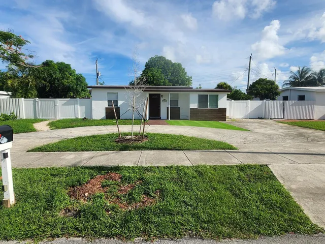 a view of a yard in front of house