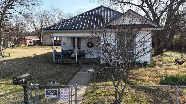 $350,000 | 213 West Eldred Street, Unit 2, Burleson, TX 76028