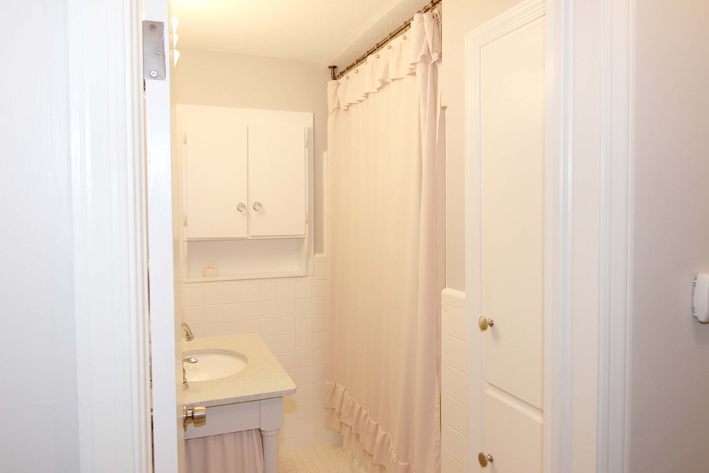 650 Lichfield Road Columbus, GA 31904 - Photo 21 of 49 HALL BATH