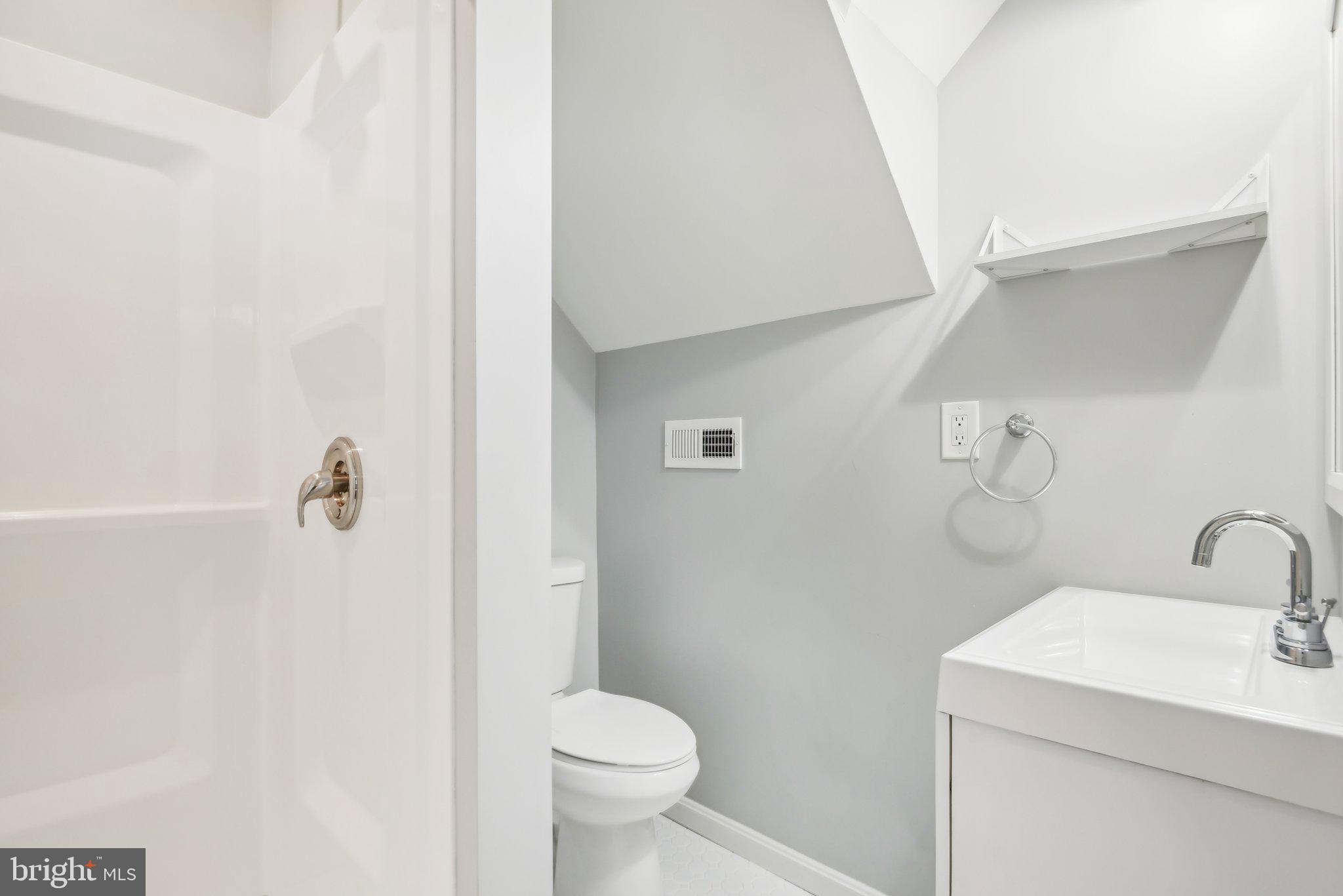 1658 Bay Ridge Road Edgewater, MD 21037 - Photo 23 of 36 Bathroom #3