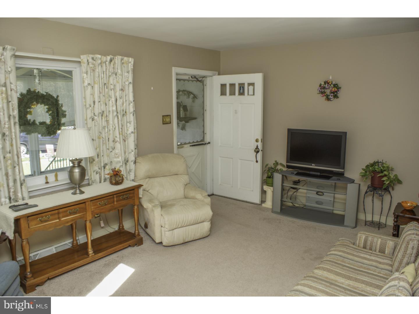 58 North Chester Avenue Riverside, NJ 08075 - Photo 6 of 23 Living Room