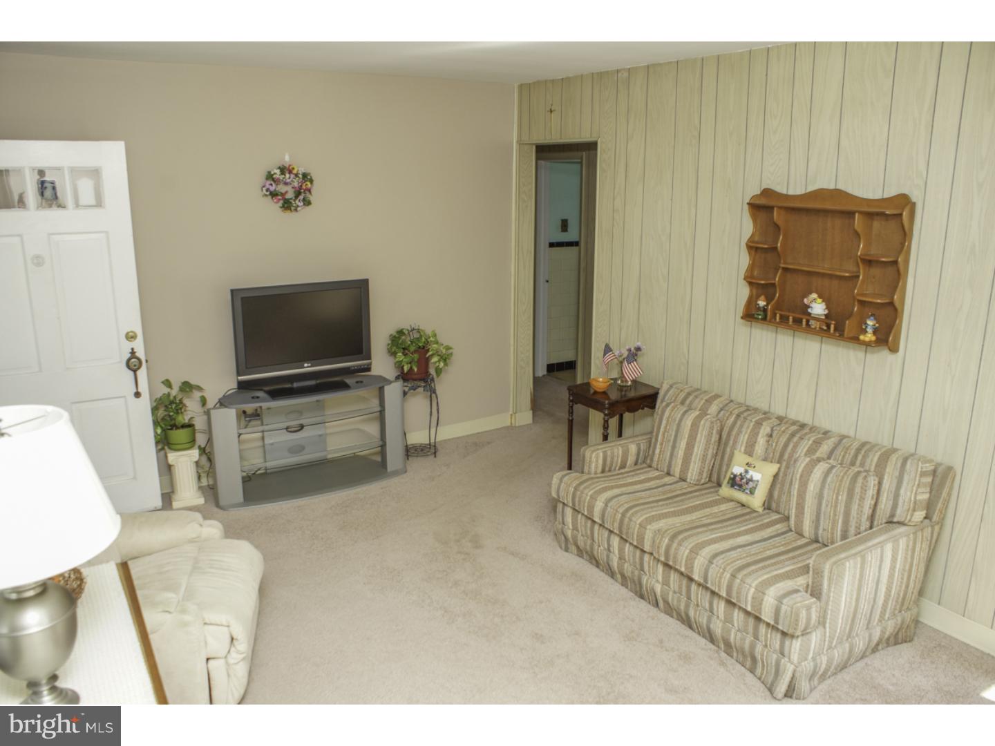 58 North Chester Avenue Riverside, NJ 08075 - Photo 7 of 23 Living Room