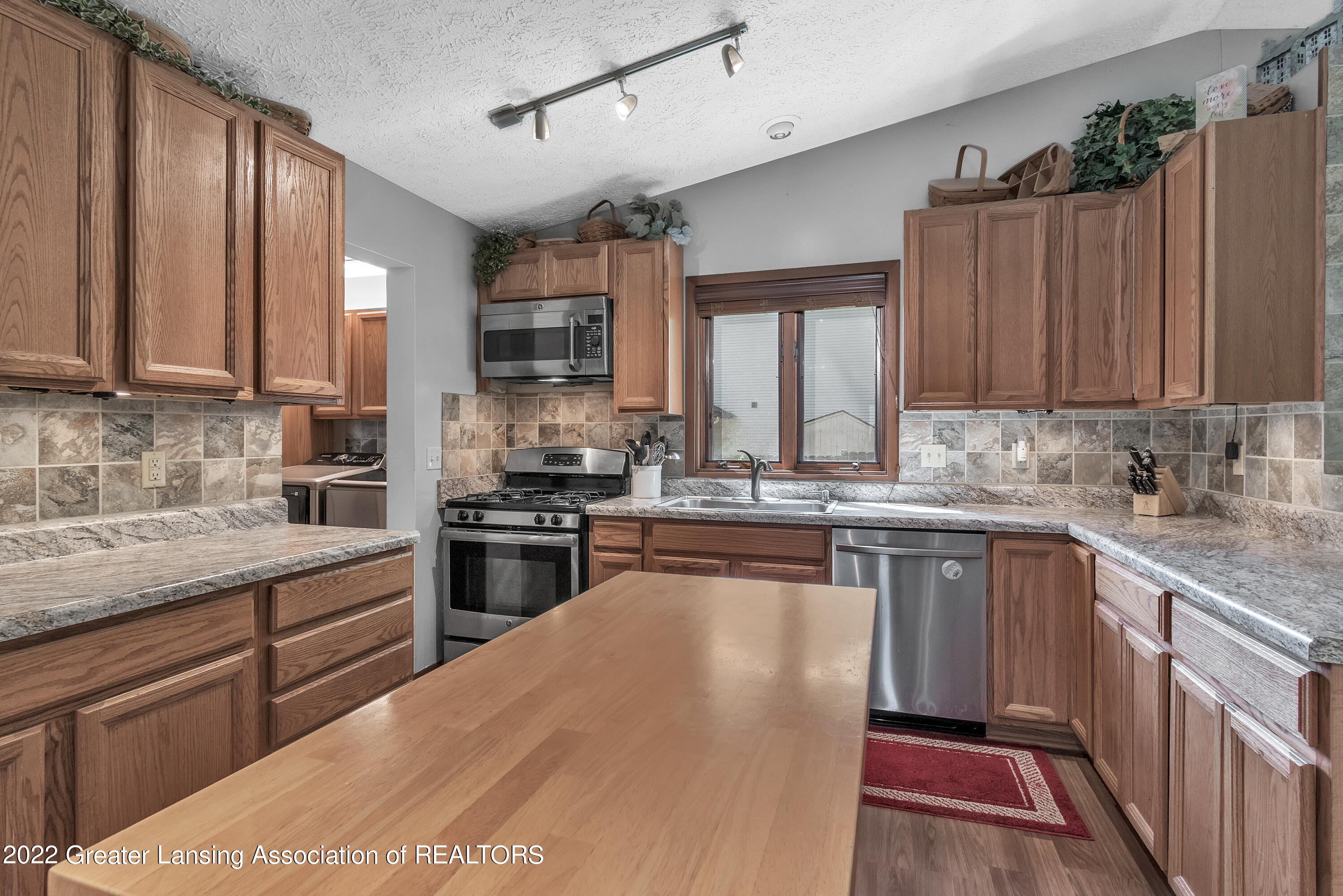 230 Williamsburg Road Lansing, MI 48917 - Photo 6 of 37 06-230-Williamsburg-Road-WindowStill-Rea