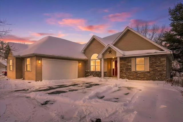 $385,000 | 1550 Dutch Heritage Lane, Baldwin, WI 54002