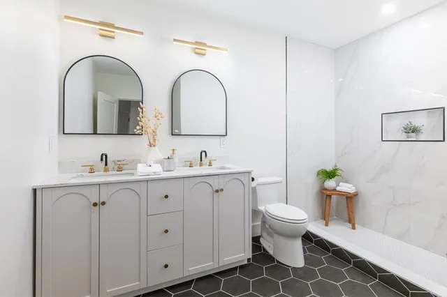 a view of empty room with a ceiling fan