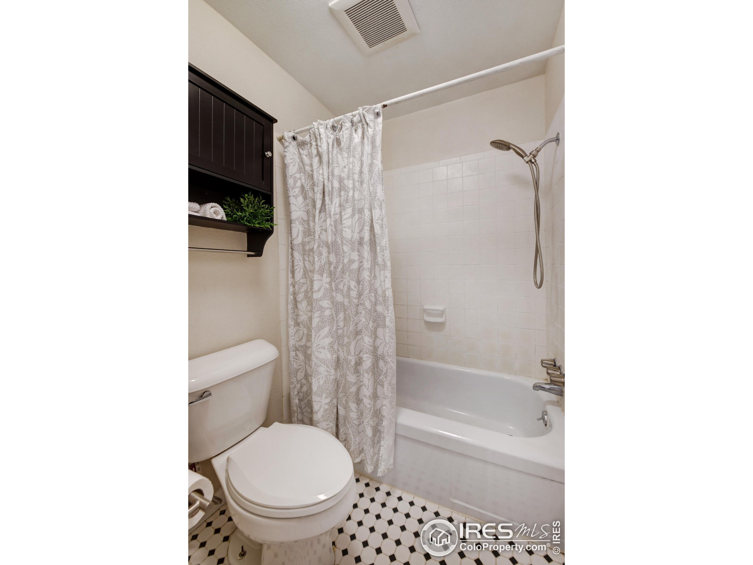 1895 Alpine Avenue, Unit E18 Boulder, CO 80304 - Photo 17 of 26 a bathroom with a toilet and a shower