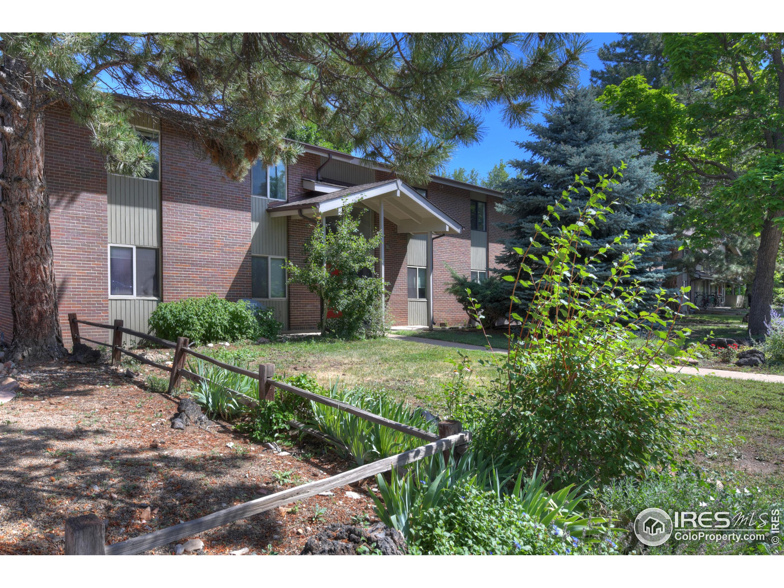 1895 Alpine Avenue, Unit E18 Boulder, CO 80304 - Photo 4 of 26 a view of a back yard