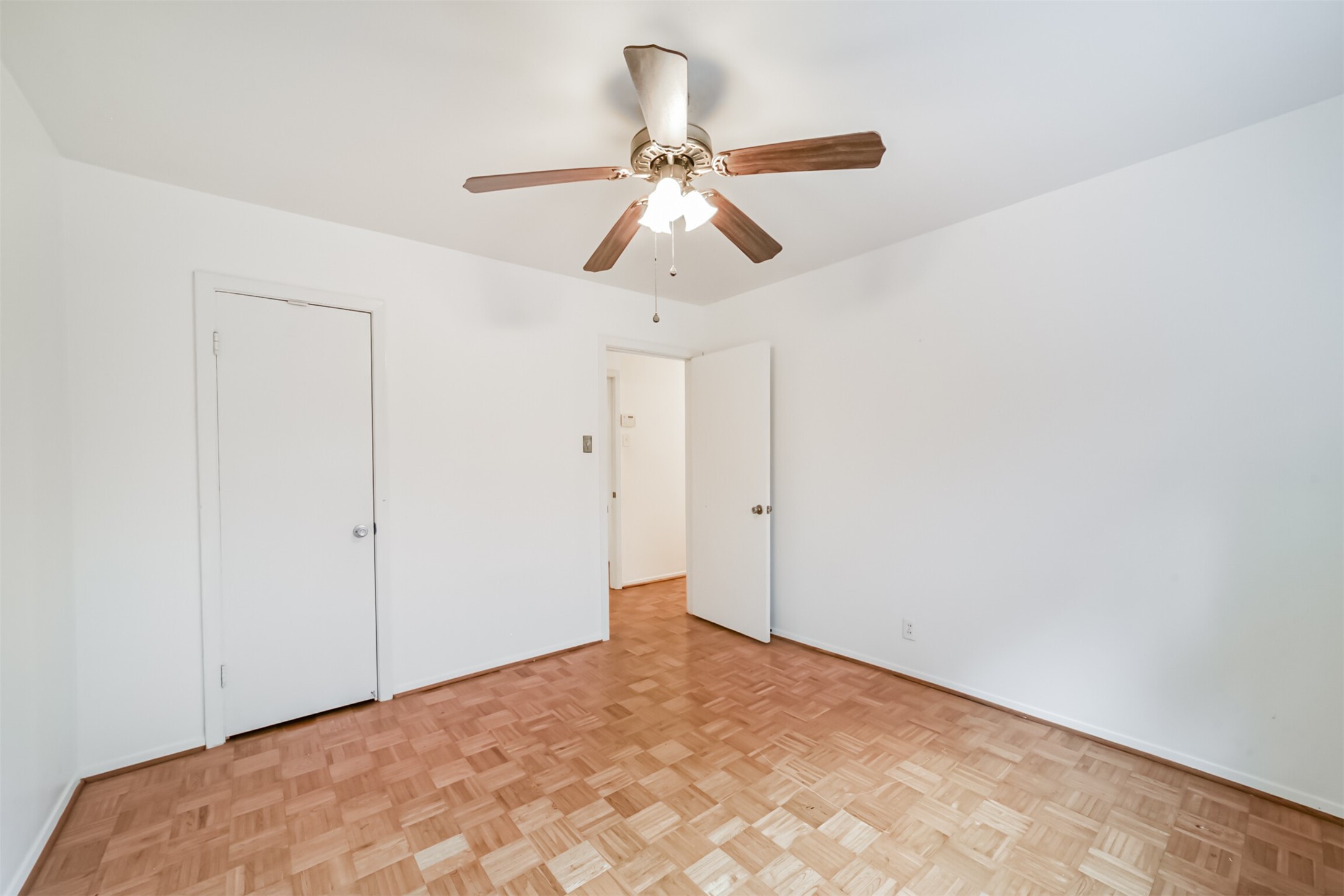 7510 Romney Road Houston, TX 77036 - Photo 15 of 32 Front secondary bedroom